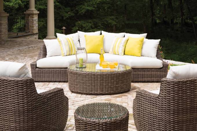 Picture of LARGO 48" OVAL COCKTAIL TABLE