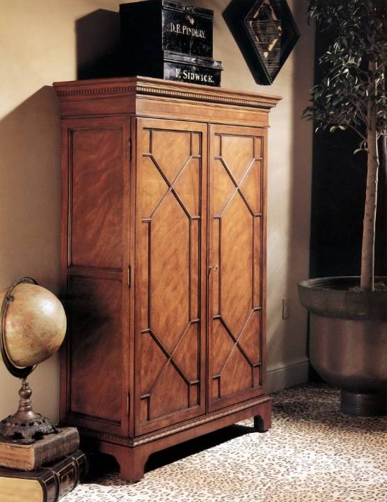 Picture of AMERICAN CHIPPENDALE PETITE CABINET