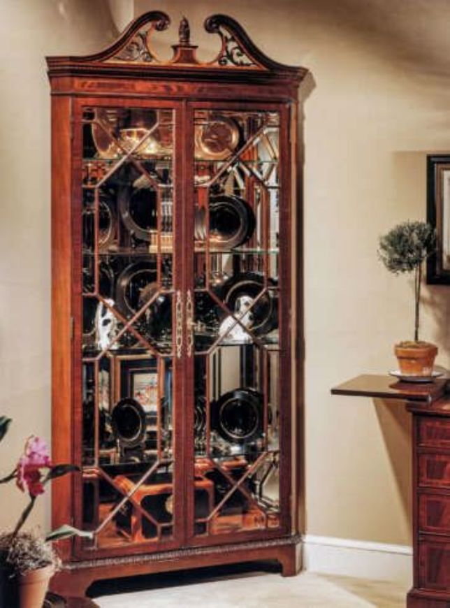 Picture of 18TH CENTURY AMERICAN CHIPPENDALE CORNER CABINET