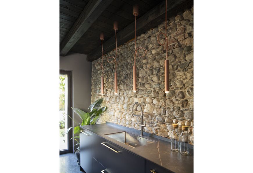 Picture of TUBÒ - SERIES OF LAMPS AND CEILING LIGHTS MADE IN THE "MARTELLATO" FINISH.